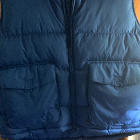 Mens puffer best with deep pockets on each side - Picture 2 of 8